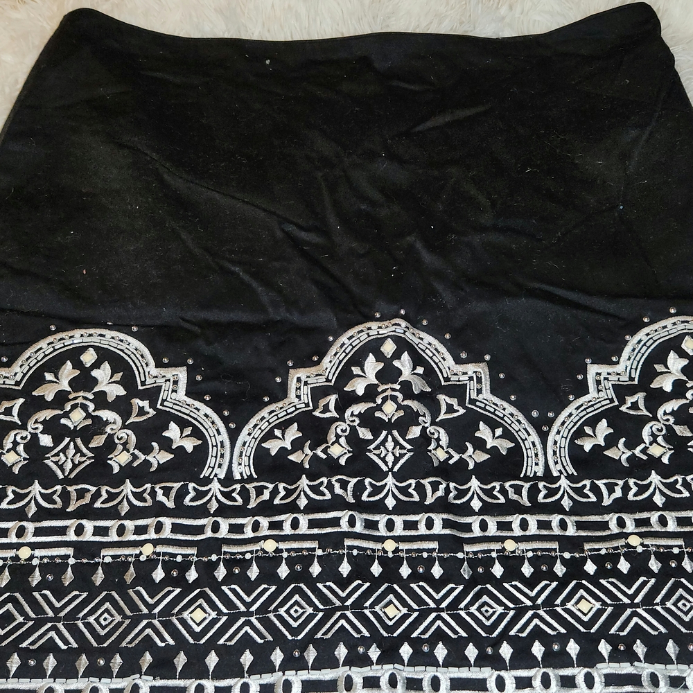 White House Black Market
Embroidered Pencil Skirt New
with Tags Size 14